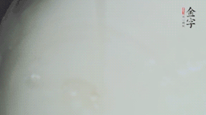 將浸泡了30分鐘的米放入電飯煲中，在水中加入半勺油。