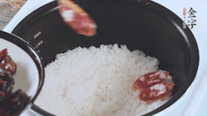 開蓋觀察飯，水微微收干，放入切好的金字香腸、醬肉、醬肉香腸。