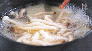 依次放火腿、豆腐，加水大火燒開(kāi)，小火燉煮20分鐘，出鍋前撒上蔥花即可。