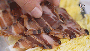 依次擺放娃娃菜和醬肉。