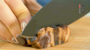 金字風(fēng)味醬肉切成片，上鍋蒸15分鐘。