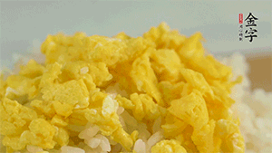 將雞蛋碎、西蘭花碎和放涼的米飯混合，用少許鹽、橄欖油調(diào)味。