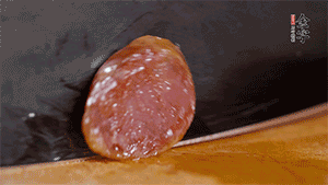 金字火腿肉香腸上鍋蒸15分鐘，切片備用。