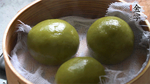 青團(tuán)上沸水鍋中蒸10分鐘即可。