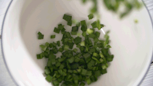 韭菜洗凈，切粒。