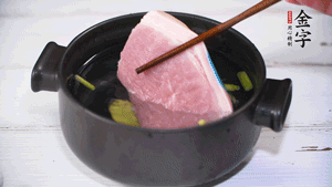 整塊豬肉，加蔥、姜片、料酒焯水。