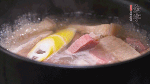 火肉、豬肉加料酒、清水大火煮開后，加入春筍小火慢燉40分鐘，出鍋前撒蔥花即可。