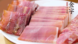 擺盤后鋪上老豆腐，淋點(diǎn)料酒，灑點(diǎn)白糖上鍋蒸20分鐘。