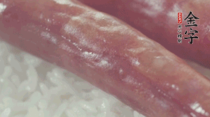 關(guān)上蓋子，煮到米飯露出時。