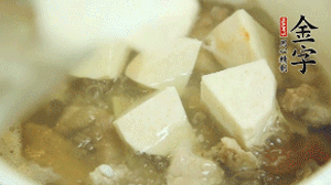 加入適量清水、黃酒燉開(kāi)后，小火煮1小時(shí)即可。