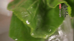 小青菜從根部掰開，分別洗凈。