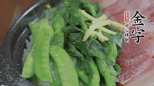 燜好的米飯開蓋，放入菜心、荷蘭豆，澆上調(diào)味汁拌勻。