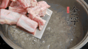 剁成塊狀的排骨洗凈，放入沸騰的鍋中，加姜片汆燙，2分鐘后撈出備用。