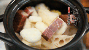 加水沒過食材，加料酒大火煮沸后，再小火燉煮1小時。（如果沒有砂鍋小火燉煮，用電飯煲的煮湯功能、高壓鍋也是可以的。）