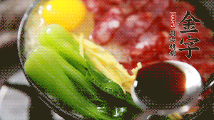 小火繼續(xù)燜，聞到米飯焦香關(guān)火繼續(xù)燜2分鐘。（微微的火力讓米飯和香腸融為一體，滋味互相滲透，又不至于讓米飯成熟太快而導(dǎo)致煳底。）