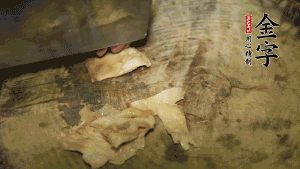 加適量溫水淹沒(méi)食材，大火燉至水沸后再小火慢燉1小時(shí)，出鍋前10分鐘加枸杞。（焯過(guò)水后的豬蹄不應(yīng)再用涼水，用溫水燉煮更容易軟爛。也可以用高壓鍋或者有煲湯功能的電飯煲，省時(shí)又便于入味。）