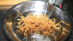 蟲草花用涼水浸泡10分鐘，干香菇溫水泡發(fā)至軟去蒂備用。蓮子、紅棗也可一同清洗干凈。
