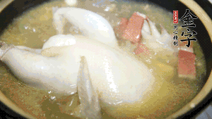 煮沸時加入蟲草花、香菇、紅棗，以料酒調(diào)味繼續(xù)小火燉煮1小時左右。