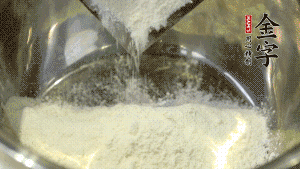 【油皮】1．將油皮材料放入料盆中，緩緩加100ml水，攪拌成雪花片狀。在案板上反復(fù)揉搓成有一定筋度的光潔面團(tuán)，搓成12個(gè)團(tuán)子。
