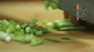 小蔥切成蔥花。