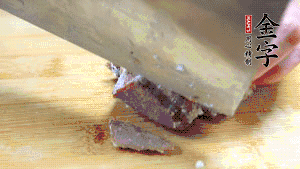 金字鹵牛肉打開(kāi)包裝，把牛肉切成片狀。（眼見(jiàn)為實(shí)，用一整塊牛肉鹵制的鹵牛肉哦，牛肉的香氣感覺(jué)撲鼻而來(lái)有木有?。。。?>
					</div>
					<span>步驟 6/7</span>
					<p>金字鹵牛肉打開(kāi)包裝，把牛肉切成片狀。（眼見(jiàn)為實(shí)，用一整塊牛肉鹵制的鹵牛肉哦，牛肉的香氣感覺(jué)撲鼻而來(lái)有木有！?。。?/p>
				</li><li>
					<div   id=