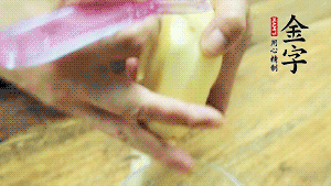 將食材洗凈，茄子、土豆切滾刀塊。