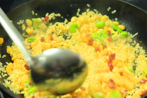 然后加入炒好的食材混合均勻，炒熟即可。出鍋前加少許黑胡椒、鹽和蔥花就可以啦！??！