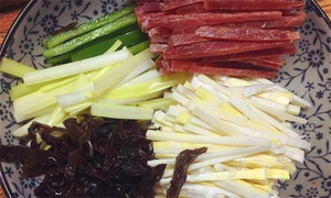 黑木耳泡發(fā)，黑木耳、韭黃、雷筍、青椒切成絲。