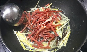 火腿絲、筍絲、黑木耳絲汆水后，瀝干。