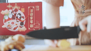 將處理好的老鴨放入冷水鍋中，丟入姜片，冷水煮沸去腥。