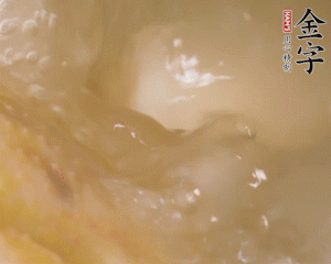 沸騰后撈出蔥結(jié)，小火燉45分鐘，加山藥再燉15分鐘。