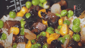 出鍋前加蠔油、生抽調(diào)味，撒點(diǎn)熟白芝麻即可。