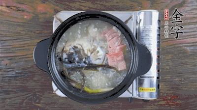 放豆腐、海鮮菇繼續(xù)中小火煮5分鐘。