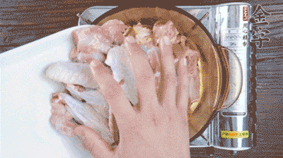 加料酒、蔥姜焯水2分鐘，清洗備用。