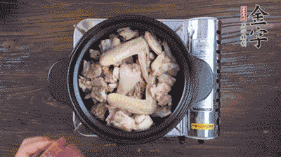 將雞肉塊、火腿、料酒、姜一同放入在燉鍋中，加冷水大火煮開后，小火燉煮40分鐘。