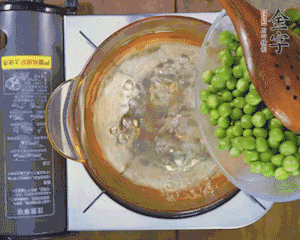豌豆粒焯水30秒，過(guò)涼水。