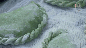【制作】2.蒸架上墊浸濕的屜布，再放上清明果，大火蒸10~15分鐘，完成，出鍋啦！