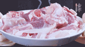 新鮮羊肉冷水入鍋，加姜片、清水焯水，除去血沫。