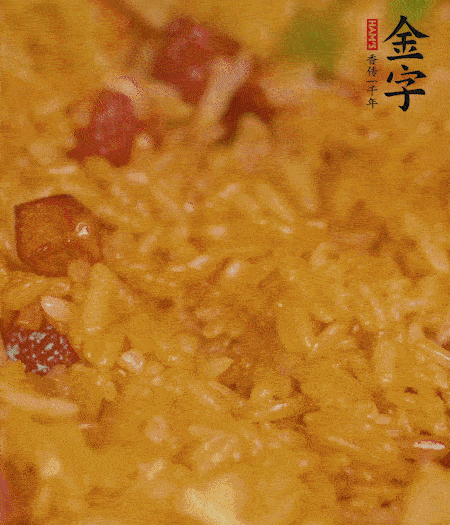 放一撮鹽、生抽少許，倒入炸好的芋頭。最后撒蔥花、蒜末翻炒均勻。