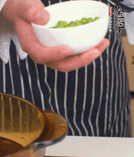 胡蘿卜、豌豆和干花菇焯水。