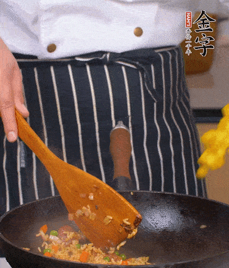 加咖喱塊、少許鹽、白糖調(diào)味，炒至咖喱塊融化后，倒米飯，翻炒至每粒米飯都包裹上咖喱，再放黃椒、青椒粒，出鍋前加菠蘿粒和小蔥翻拌均勻。