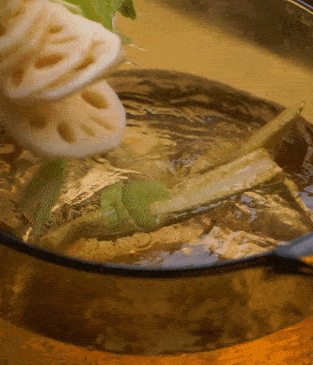 把玉米筍（對(duì)半切開）、西芹（切斜片）、蓮藕（切片），放入開水鍋內(nèi)，加點(diǎn)少許鹽、油，汆燙2分鐘。
