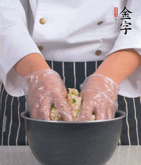 米飯中放西蘭花碎、咸肉丁，加少許黑胡椒、十來滴橄欖油拌勻。