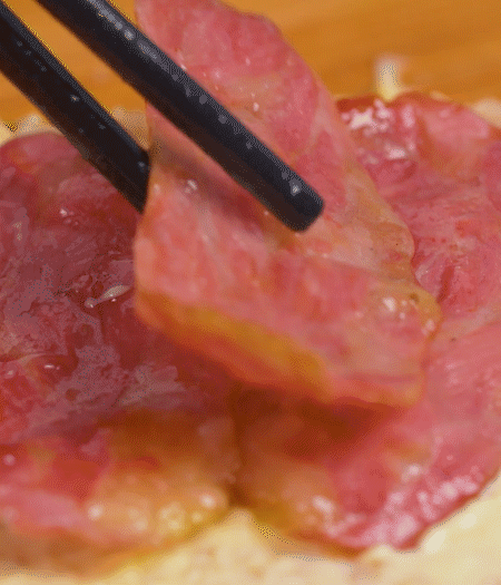 放上火腿、芝士片、生菜，再放一片土司。