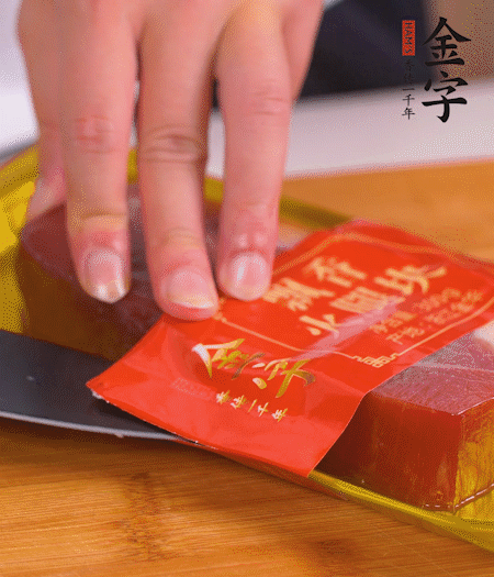 金字火腿切片，生姜切絲，蔥白切末。