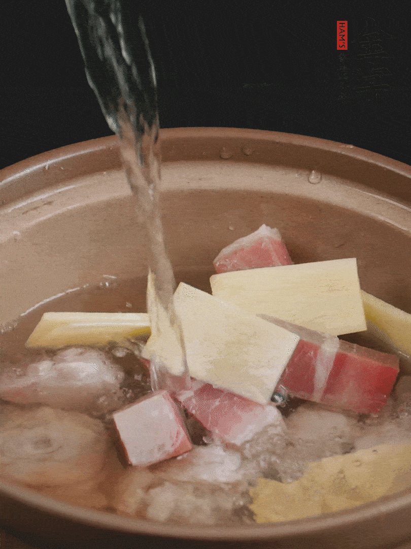 雞塊、火腿、姜片加適量料酒、清水燉80分鐘。