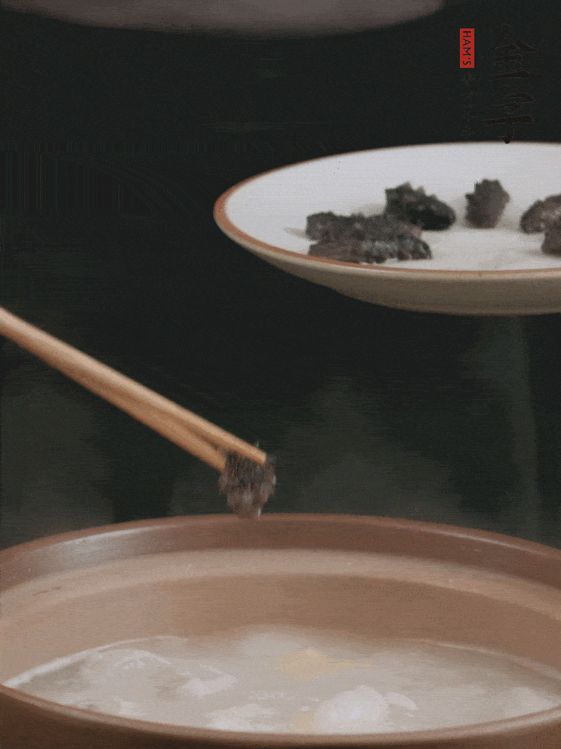 期間雞湯燉到80分鐘時，加小海參再燉10分鐘。