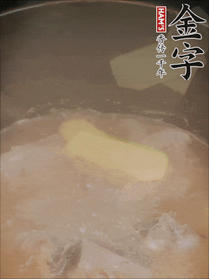 排骨洗凈，加生姜、黃酒焯水，溫水洗凈備用。