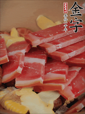 除鮑魚外的所有材料放進鍋里，加清水、姜、黃酒，大火燒開，轉小火煲90分鐘。