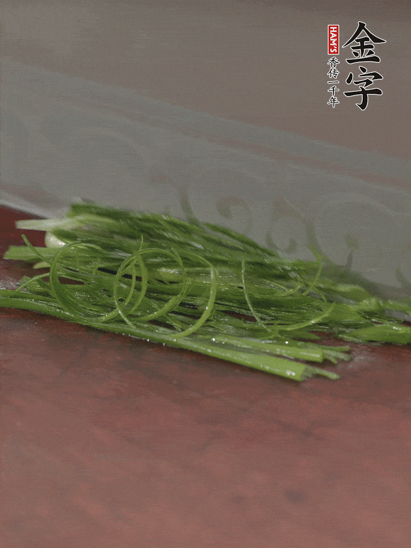 生姜切薄片，紅椒切細絲，小蔥蔥綠切細絲，泡入冰水中保持新鮮。